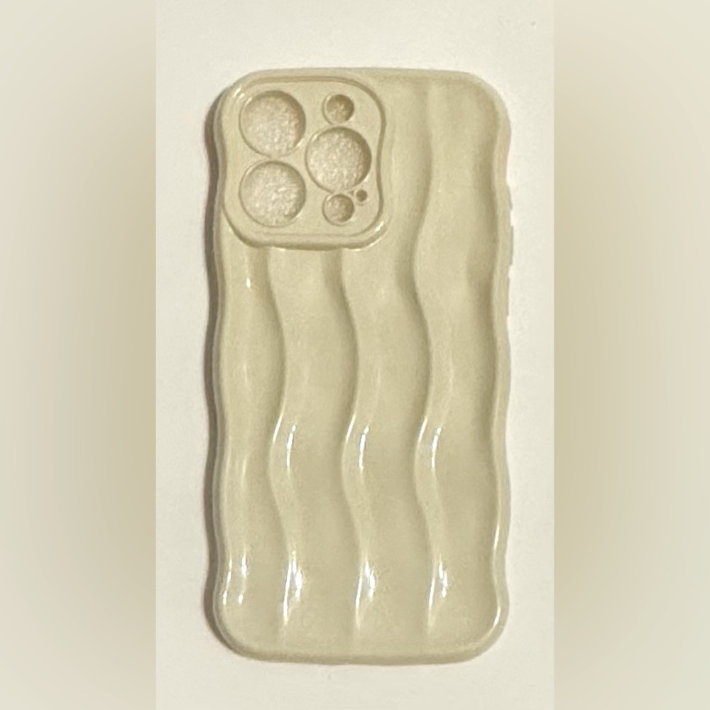 Caseative wavy phone case